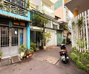 Oto ngủ trước cửa, hẻm 1 trục thông hoàng hoa thám -  nơ trang long.