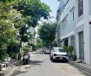 Bán nhà hoàng quốc việt, lô góc 3 mặt thoáng, ô tô vòng quanh, 80m chỉ 23 tỷ