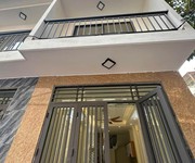 Nhà mới kính coong, thoáng sáng, ở ngay. trung tâm cầu giấy