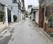 Bán 57,5m2 nhà cấp 4, hai mặt ngõ, cách 50m ra vòng xuyến Ngô Gia Tự. Vị trí trung tâm Long Biên