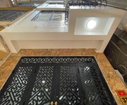 Cách mặt phố Võ Chí Công 10m, lại có chỗ đỗ ô tô sát nhà, vô cùng thuận tiện cho việc di chuyển.