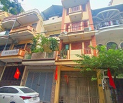 Bán nhà hoàng cầu   ngõ nông   phía quận ủy   ô tô dừng đỗ   52m  x 5t   mặt tiền 4m   18,6 tỷ