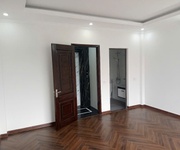 Bán nhà mới kính koong   thang máy   thông sàn   giá 8.4 tỷ  hoa lâm, long biên  40m   6