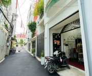 16 tỷ: bán nhà quận 3- trần hưng đạo nguyễn văn cừ- 4m x 13m- 3 tầng xe hơi trong nhà.vũ 0933910039