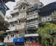 Mặt phố  - trung tâm phố cổ  chợ hàng da        -  có một khách sạn  phố cổ được mọc lên với tòa