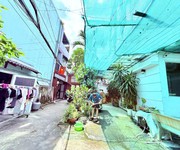 Nhà ngộp ngay mercedes quang trung