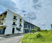 1 Nhà phố có sổ, đường nhựa 12m, pháp lý đầy đủ tại Phước Đông New City.