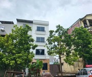 Đại cát ô tô 7 chỗ đỗ cửa, trước nhà. sân chơi rộng đỗ nhiều ô tô, sân chơi rộng tập thể dục.