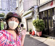 Nhà có ngang nở hậu tài lộc vào nhà- xe hơi đậu cửa- đường hoàng diệu-thông ra bến vân đồn qua phố