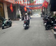 Nhà đẹp trần quốc hoàn, phân lô bàn cờ, thang máy, ô tô tránh vào nhà, ở ngay, kinh doanh tấp nập