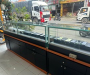 4 Mình cần thanh lý 3 tủ kính và bàn còn mới nguyên, tủ để điện thoại hoặc thuốc tây