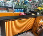 1 Mình cần thanh lý 3 tủ kính và bàn còn mới nguyên, tủ để điện thoại hoặc thuốc tây