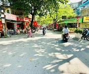 Bên phố nguyễn quý đức hoạt động mọi mặt hàng.