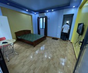 2 Cho thuê nguyên căn sân cổng Văn Cao, DT: 110m2, 4 p,ngủ.