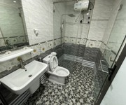3 Cho thuê nguyên căn sân cổng Văn Cao, DT: 110m2, 4 p,ngủ.