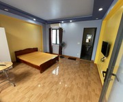 4 Cho thuê nguyên căn sân cổng Văn Cao, DT: 110m2, 4 p,ngủ.