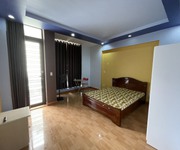 5 Cho thuê nguyên căn sân cổng Văn Cao, DT: 110m2, 4 p,ngủ.