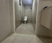 1 Nhà đường oto ra vào. kẹt nên cần bán gấp. giá còn bớt, gần ngã từ thủ đức