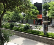 1 Bán 200m2 đất phố lạc long quân, tây hồ. mặt tiền 10.4m. giá 145 tỷ.