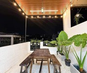 2  xe hơi đỗ trước cổng   nhà đẹp nở hậu   khu cao tầng đồng bộ   an ninh tuyệt vời 