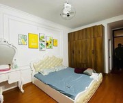 2 Cô hoà sống một mình trong căn nhà tân mai rộng quá, giờ muốn bán để chuyển về ở cùng con gái.  dt