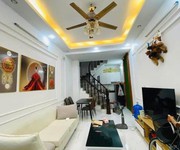 Cô hoà sống một mình trong căn nhà tân mai rộng quá, giờ muốn bán để chuyển về ở cùng con gái.  dt