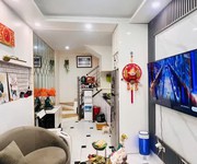 Bán nhà ngõ thịnh hào3 18/22m2. 5 tầng. mặt tiền 2.7m. giá 5.85 tỷ đống đa hà nội