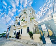 Bán nhà 3 tầng đẹp lung linh,shr đường  nhựa 2 ô tô thông,gần sông nên mát lắm