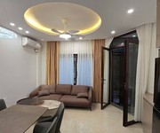 Nhỉnh 12 tỷ một chút   mua được nhà 5 tầng thang máy ngay trần duy hưng. tặng full noi that