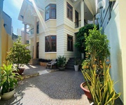 Nhà 2 tầng ngay trung tâm nha trang chỉ đi ra biển 500m gần chợ đầm dt rộng 235m làm nhà vườn trong