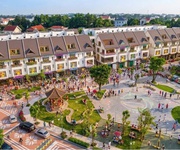 Shophouse nhà phố vườn Ecopalace Buôn Ma Thuột - đối diên hoa viên dự án.