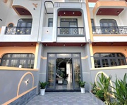 Nhà xây mới 2 tầng gần UBND xã Bến Lức , DT 100m2, nhận nhà ngay