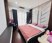 4 Ô tô 4 chỗ đỗ cửa