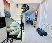 1 Ô tô 4 chỗ đỗ cửa