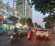 Bán khách sạn ngay emart phan văn trị 5 lầu 13p dts 255m2 khai thác 100tr chỉ 13.9 tỷ.