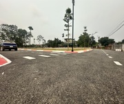 100m sát ngã 4 chợ hòa lạc, mặt trục chính kinh doanh luôn, sát cổng đhqg, gần quốc lộ 21a mở rộng