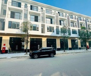 Bán nhà   shousehouse  vị trí đẹp - vừa ở vừa kinh doanh cực tốt - ngay cổng chợ mới