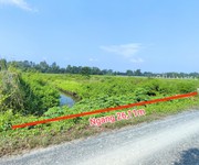 2 Cần bán 2000m2 26x77 đất lúa mt đường kênh ba thước