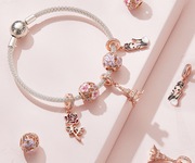Những Dịp Phù Hợp Để Tặng Vòng Tay Charm Handmade