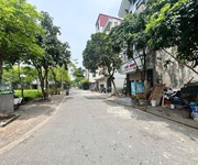 Bán đất TĐC Giang Biên 64,3m2 hướng Đông Nam, view vườn hoa thoáng trọn đời, giá tốt
