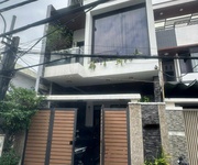 Gia đình đang ở bán nhà riêng để chuyển nơi công tác. Nhà 3 tầng mới full nội thất xịn