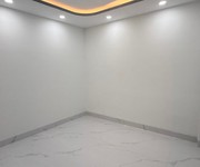 2 bước ra xe hơi - Giáp quận 11