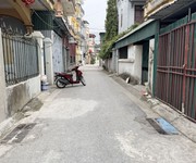 Cần bán 136,76m2 đất ngõ 51 Phố Giang Biên. Đường thông ô tô, gần trường chợ