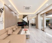 Nhà đẹp 4 tầng sau lưng căn mặt tiền lâm hoành. lh 0905233234