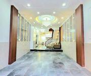Nhà tân cổ điển, tặng nội thất cao cấp, xe hơi đậu trong nhà