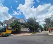 biệt thự  góc 2 mặt tiền nguyễn văn hưởng - thảo điền quận 2 cách sông sg vai trăm m