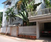 Villa Võ Văn Tần  Quận 3,  Dt: 8m2m X 20m,  Trệt 2 lầu, sân vườn ,32tr