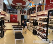 Sang nhượng cửa hàng giầy ở mặt đường Lê Lợi, giá 100 triệu.