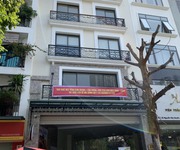 3 Cho thuê nhà mặt đường Nguyễn Văn Huyên. Diện tích 155m2x8, mặt tiền 8m.