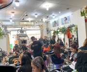 1 Salon Tóc đang hoạt động tốt, 9 ghế, đầy đủ thiết bị